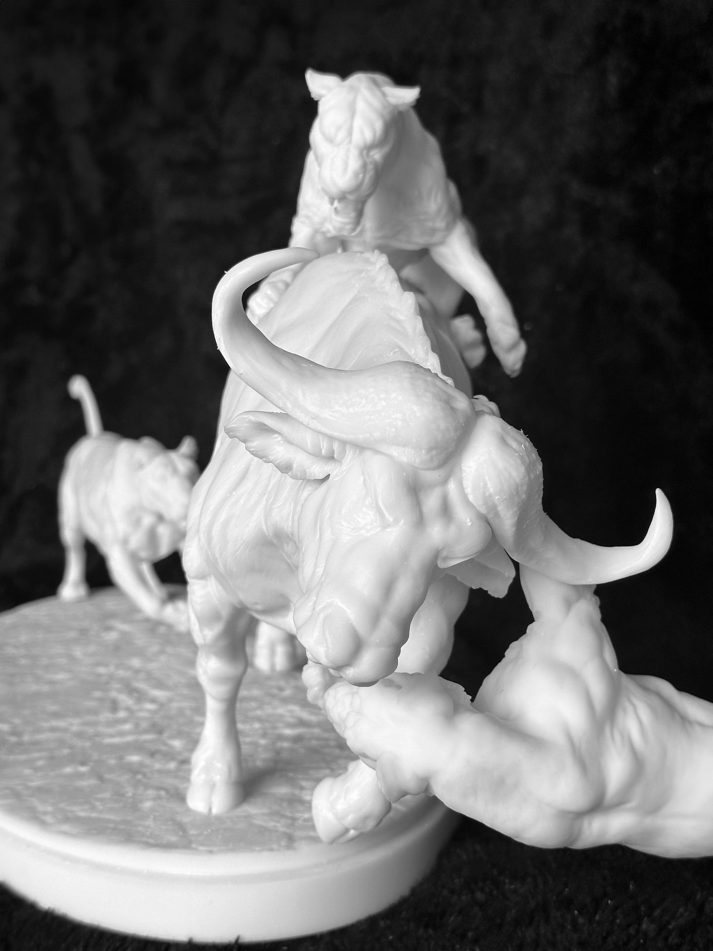 Lions hunting buffalo tradtional 1/9 scale piece ltd edition of 5
