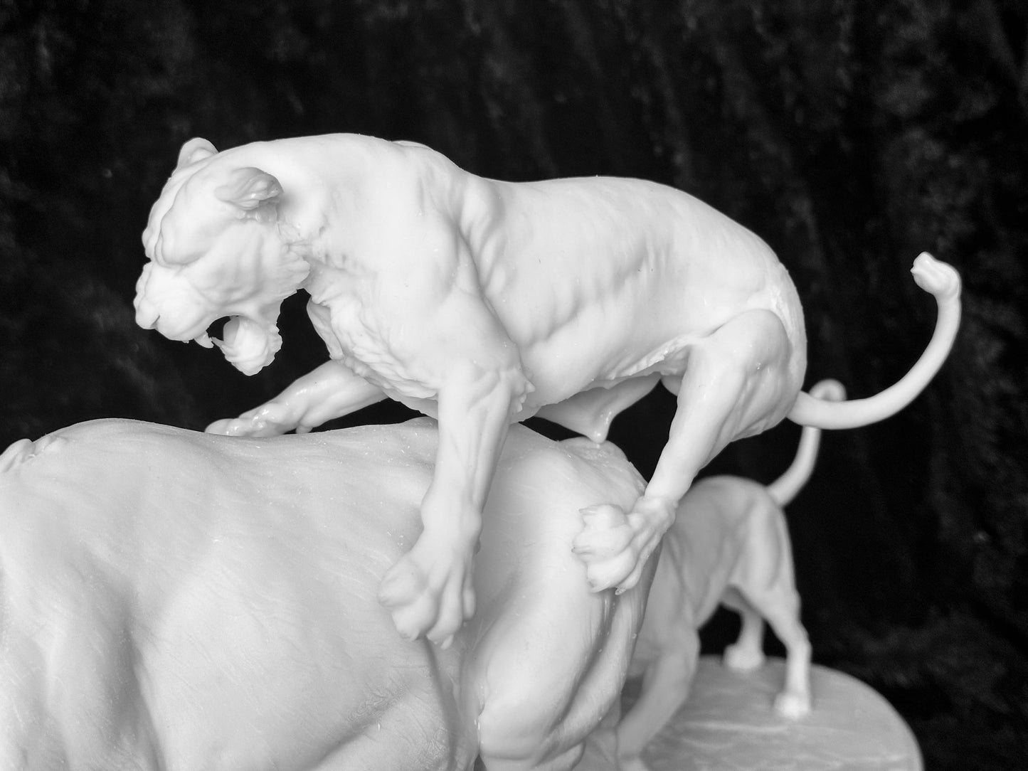 Lions hunting buffalo tradtional 1/9 scale piece ltd edition of 5