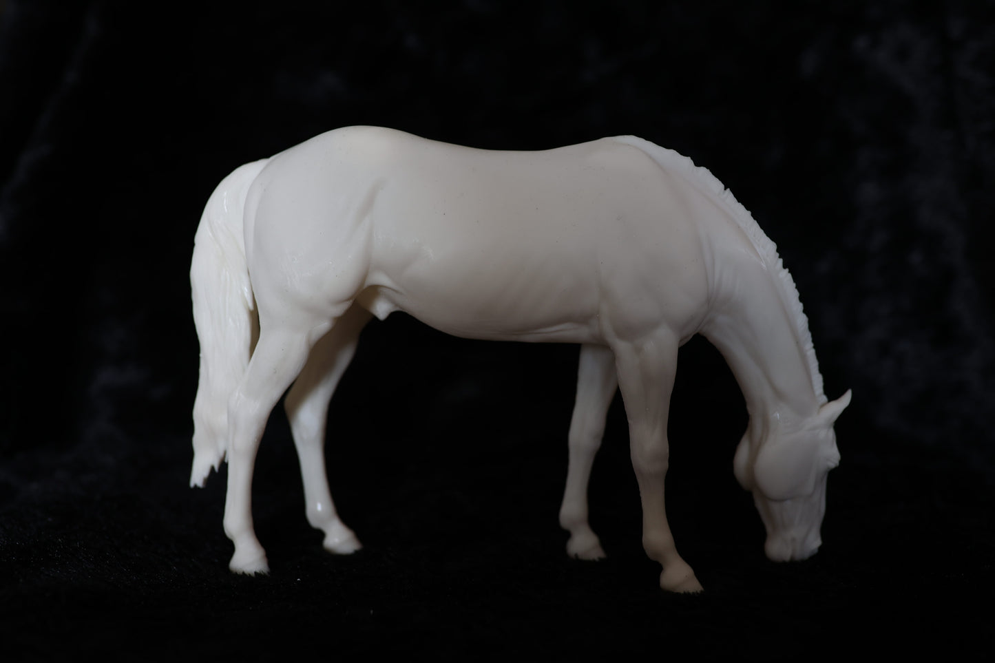 Grazing stallion - White resin ready to prep / paint LTD EDITION - Pre - Order