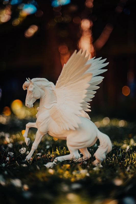 Pegasus Artist Resin AR Model Horse – Unpainted Fantasy Sculpture for Customising & Collectors