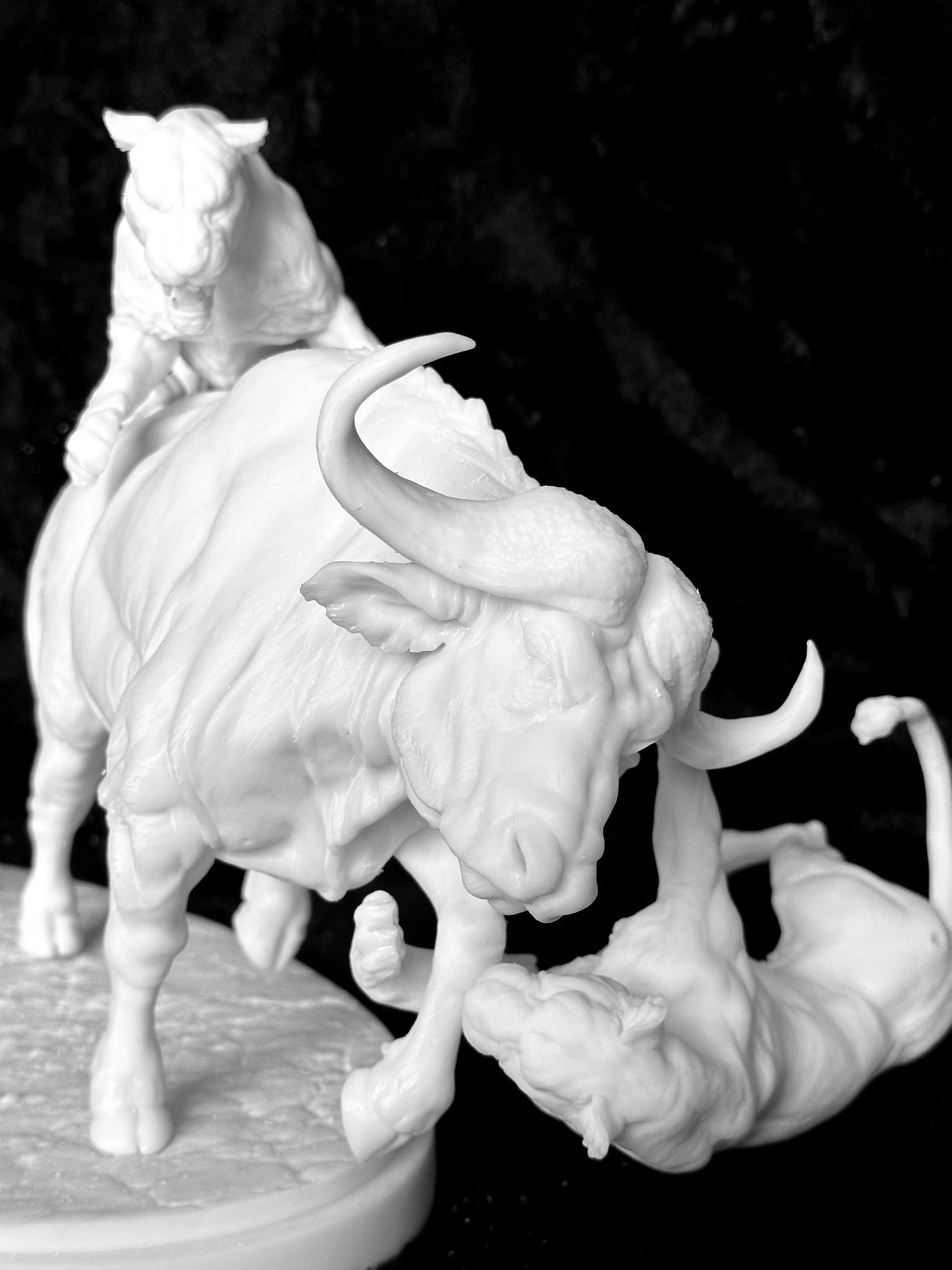 Lions hunting buffalo tradtional 1/9 scale piece ltd edition of 5