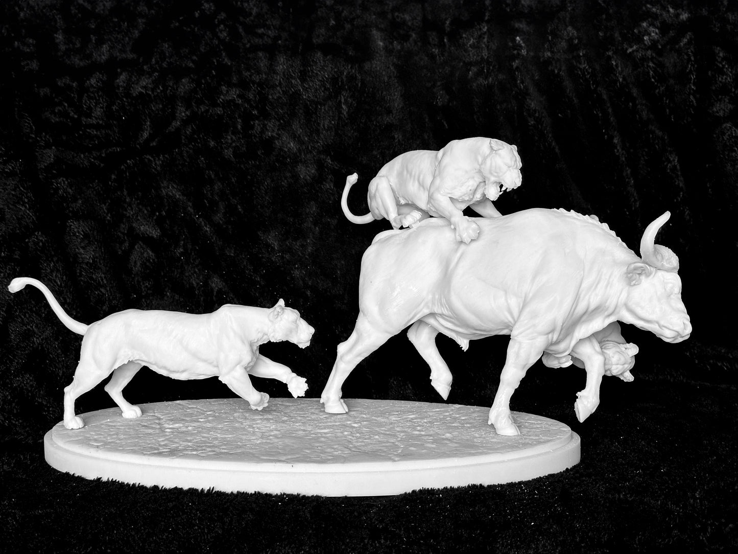 Lions hunting buffalo tradtional 1/9 scale piece ltd edition of 5