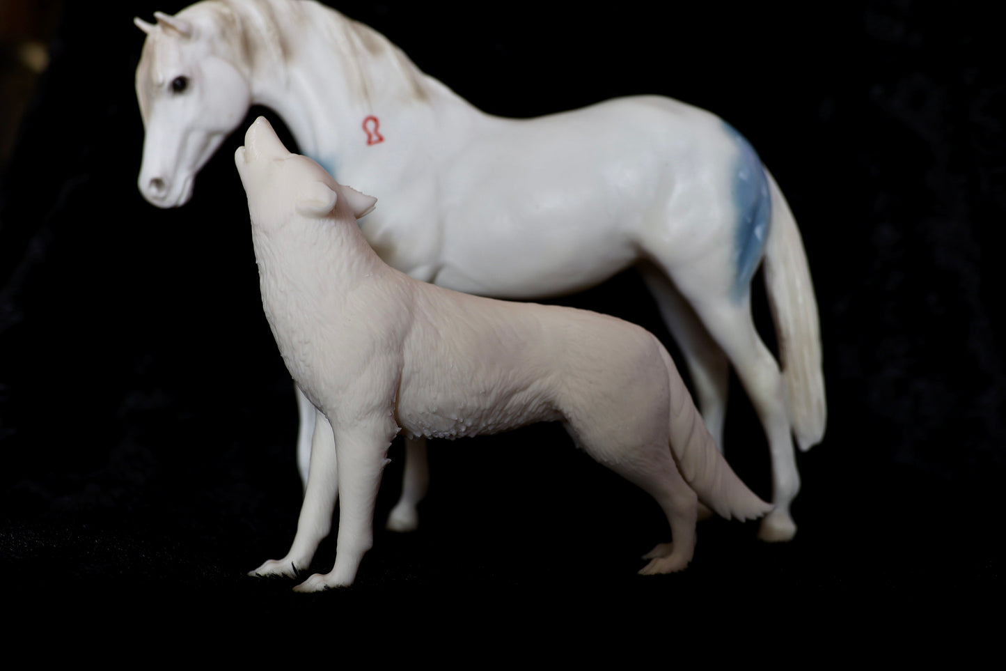 Howling Wolf - White ready to paint